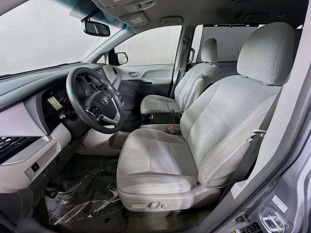 Used 2017 Toyota Sienna LE image 36