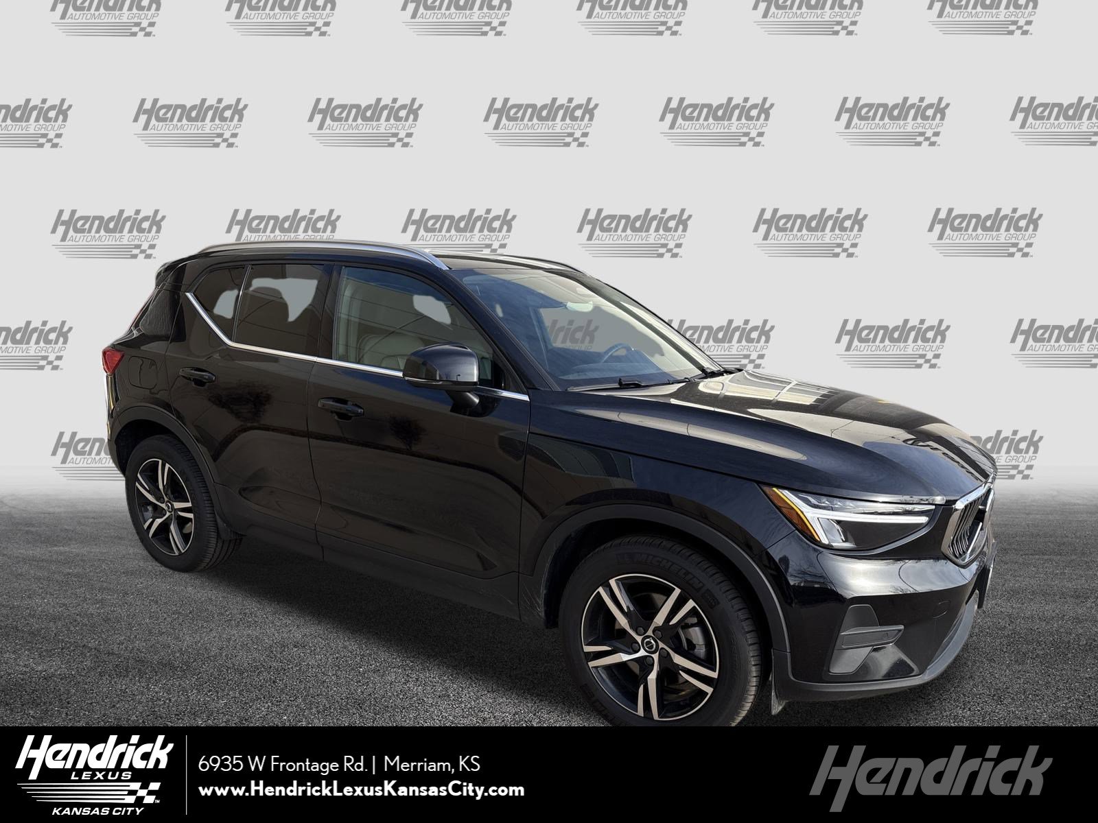 Used 2025 Volvo XC40 B5 Core image 1