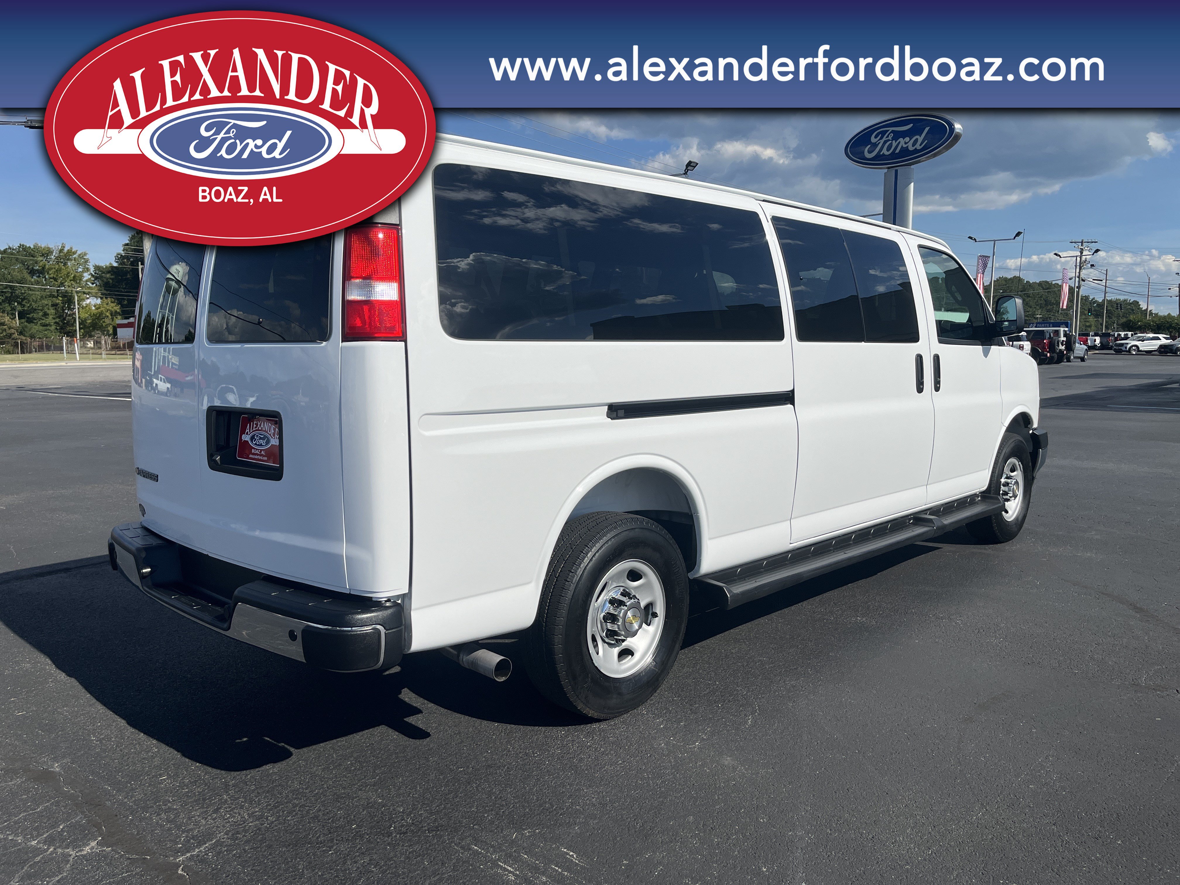 Used 2025 Chevrolet Express 3500 LT w/ LT Preferred Equipment Group RWD image 5