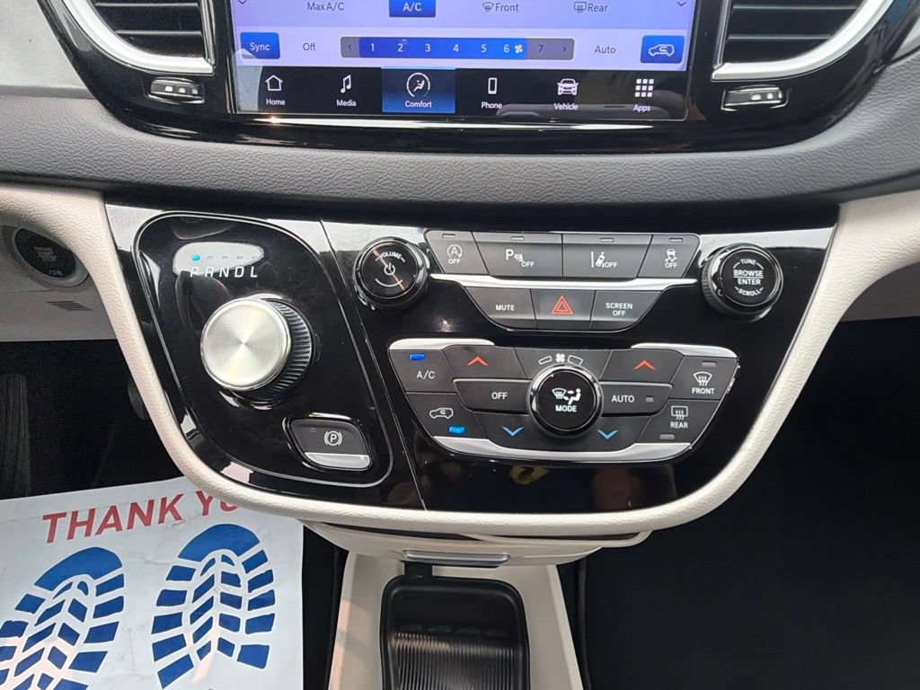 Used 2023 Chrysler Pacifica Touring-L FWD image 19