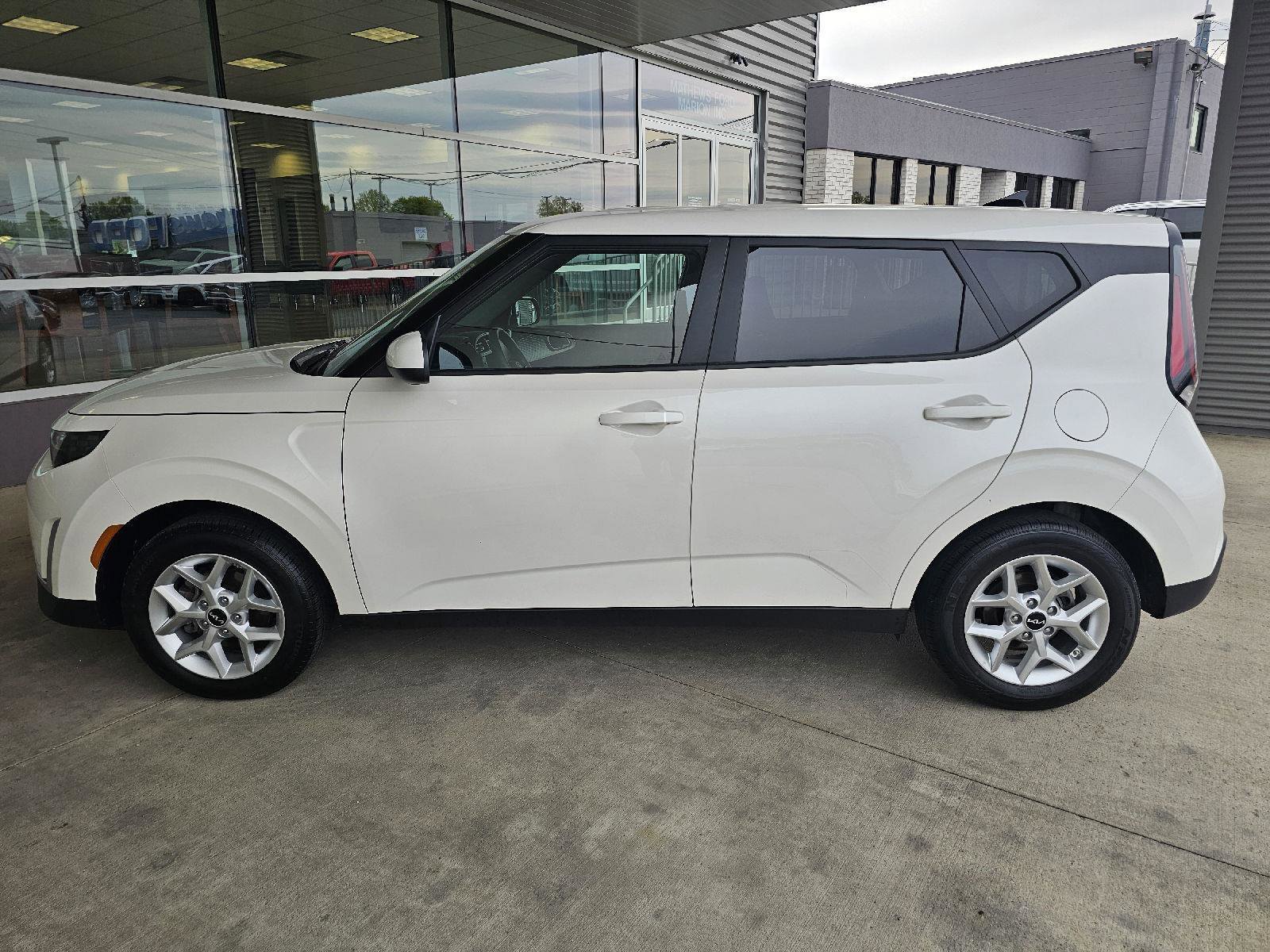 Used 2025 Kia Soul LX w/ LX Technology Package FWD image 2