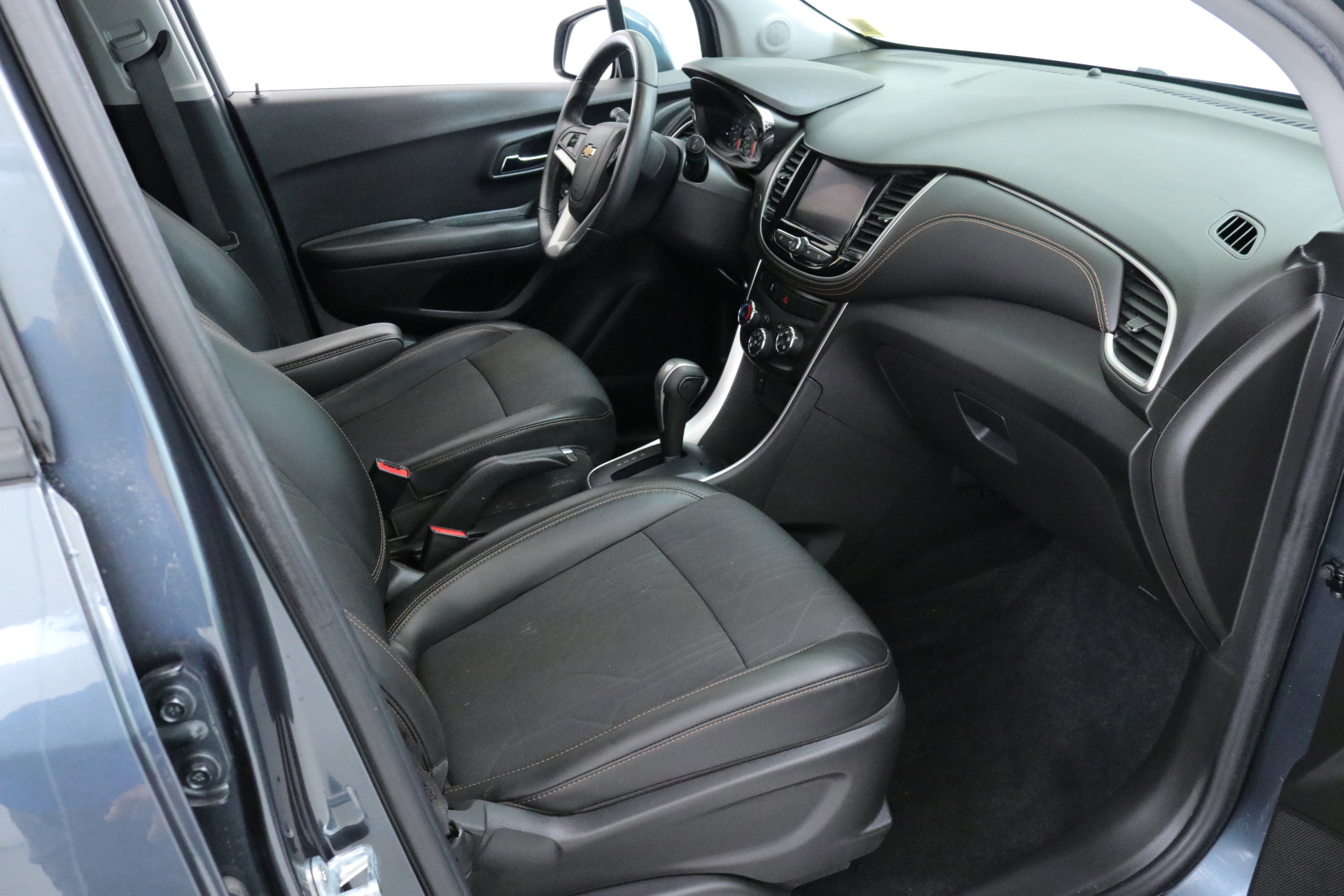 Certified 2022 Chevrolet Trax LT w/ LT Convenience Package image 31