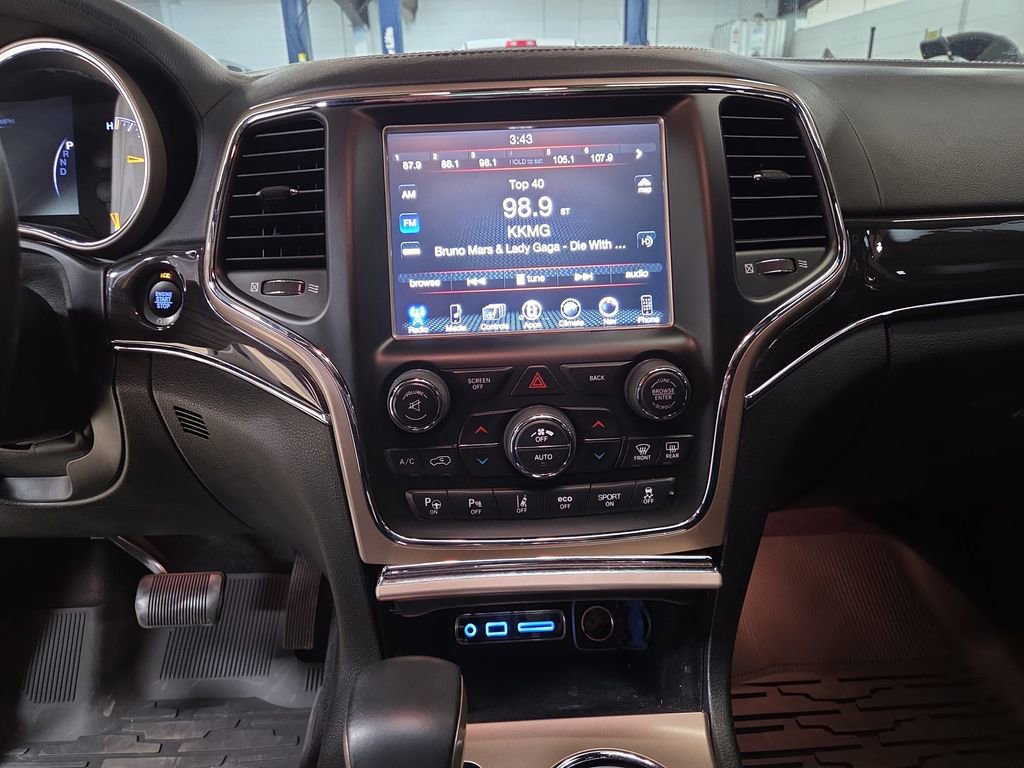 Used 2017 Jeep Grand Cherokee Overland w/ Jeep Active Safety Group image 16