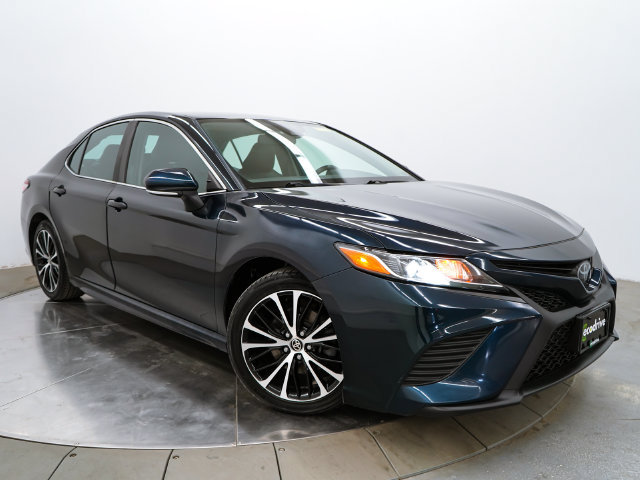 Used 2020 Toyota Camry SE w/ Convenience Package FWD image 3