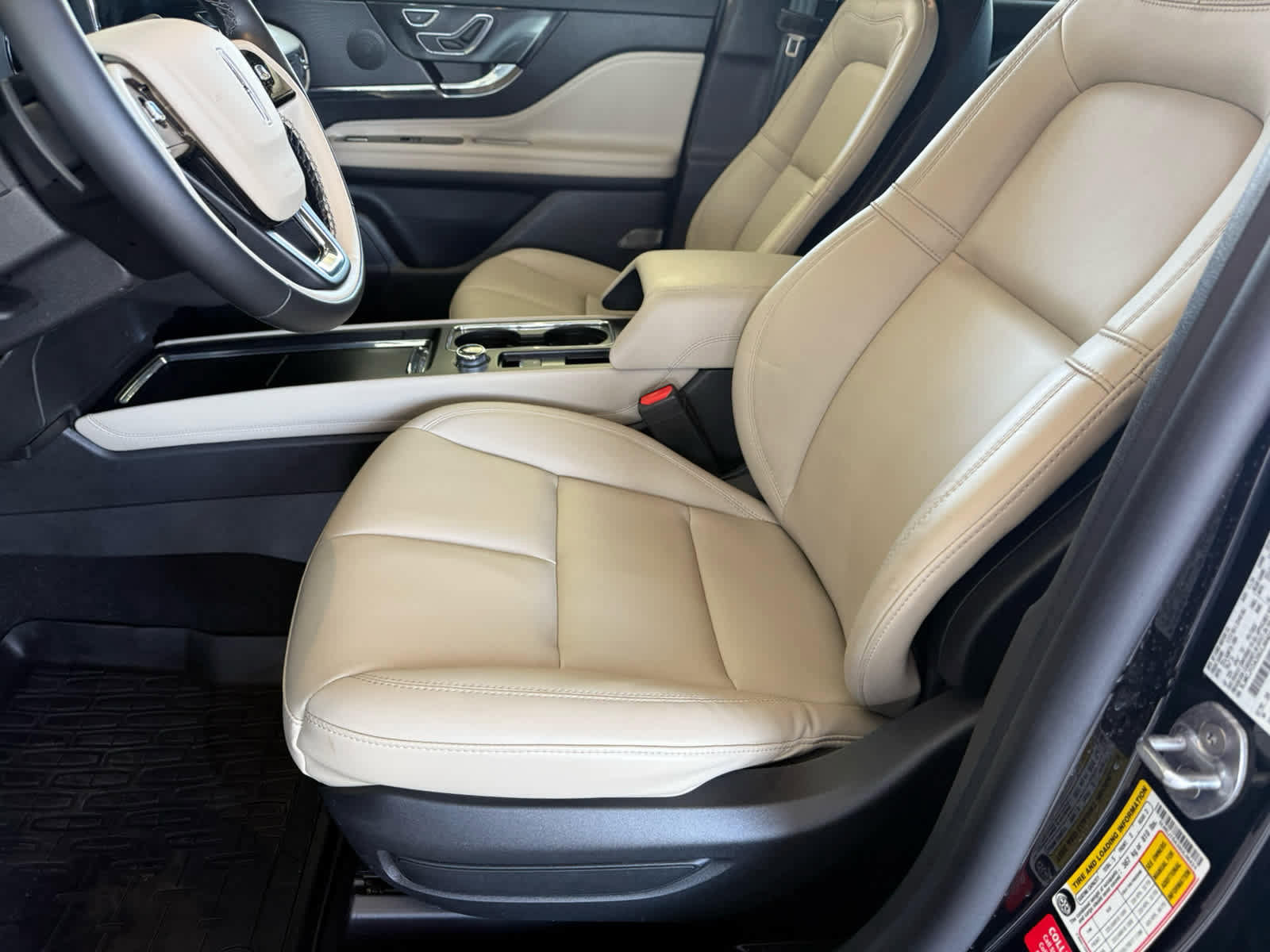 Used 2025 Lincoln Corsair AWD image 4