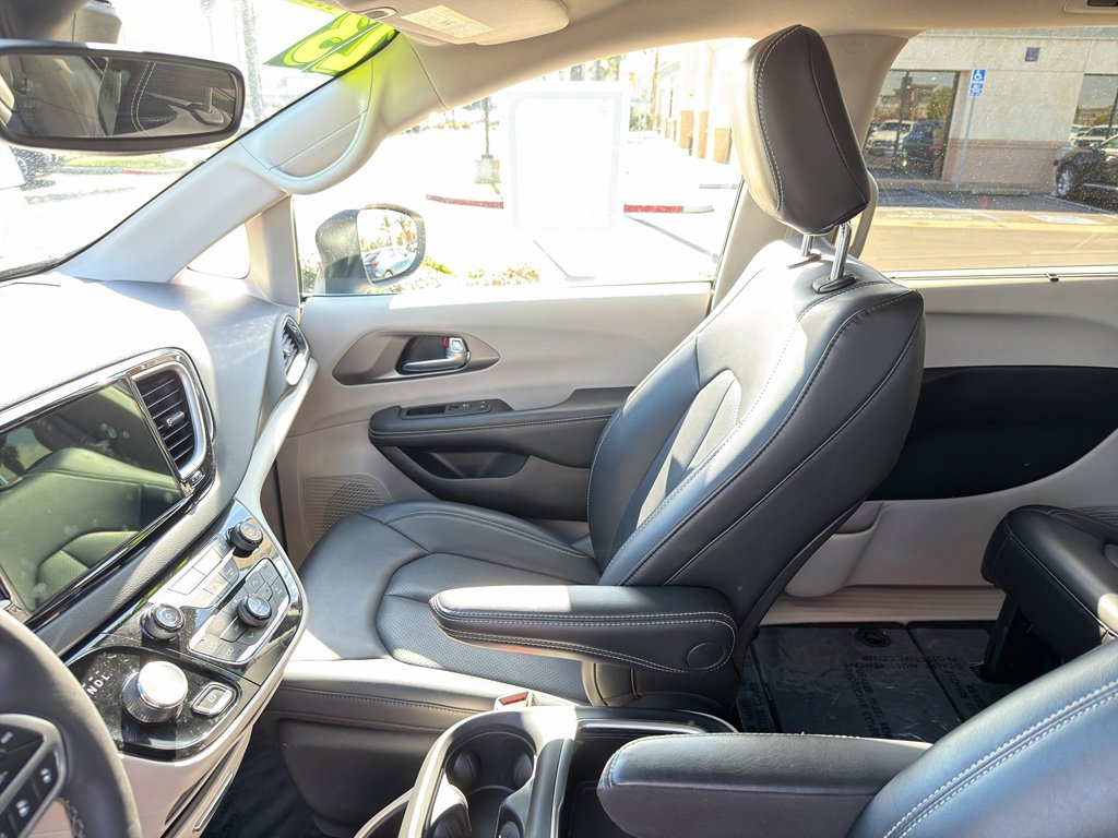 Used 2023 Chrysler Pacifica Touring-L image 15