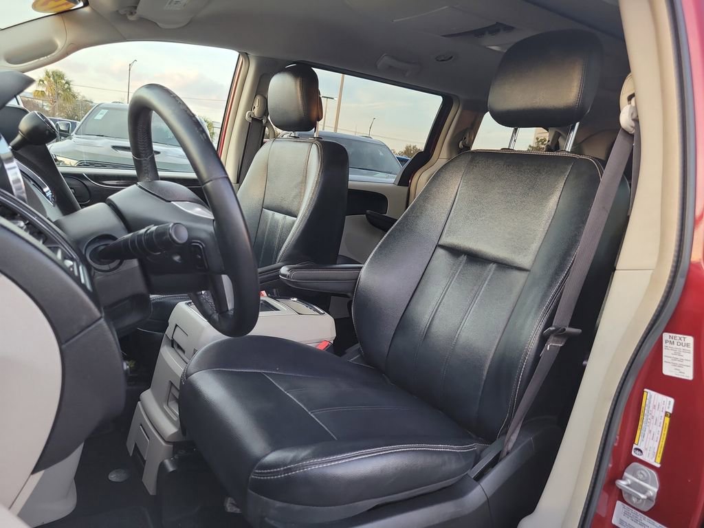 Used 2015 Chrysler Town & Country Touring image 19