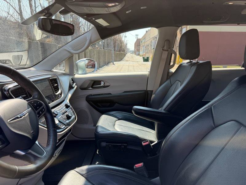 Used 2020 Chrysler Pacifica Touring-L FWD image 22