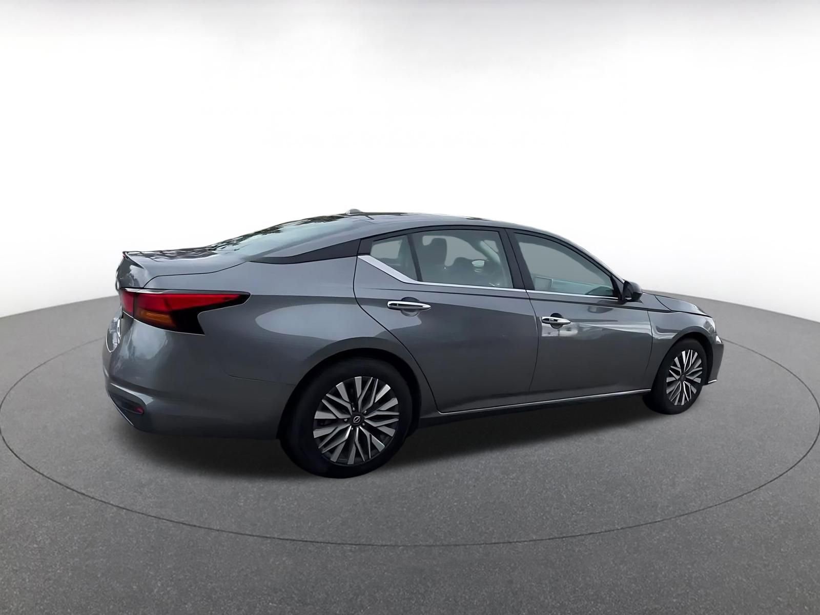 Used 2025 Nissan Altima 2.5 SV FWD image 14