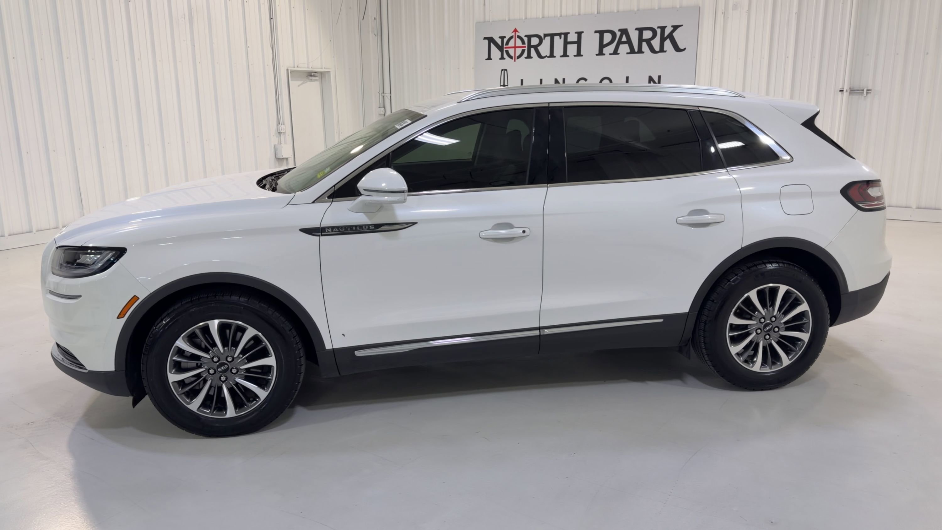Used 2023 Lincoln Nautilus FWD w/ Premium Package image 6