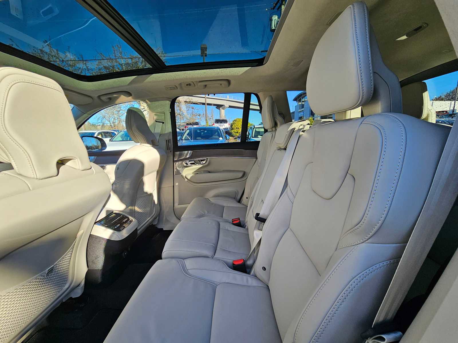 New 2025 Volvo XC90 B6 Ultra image 18