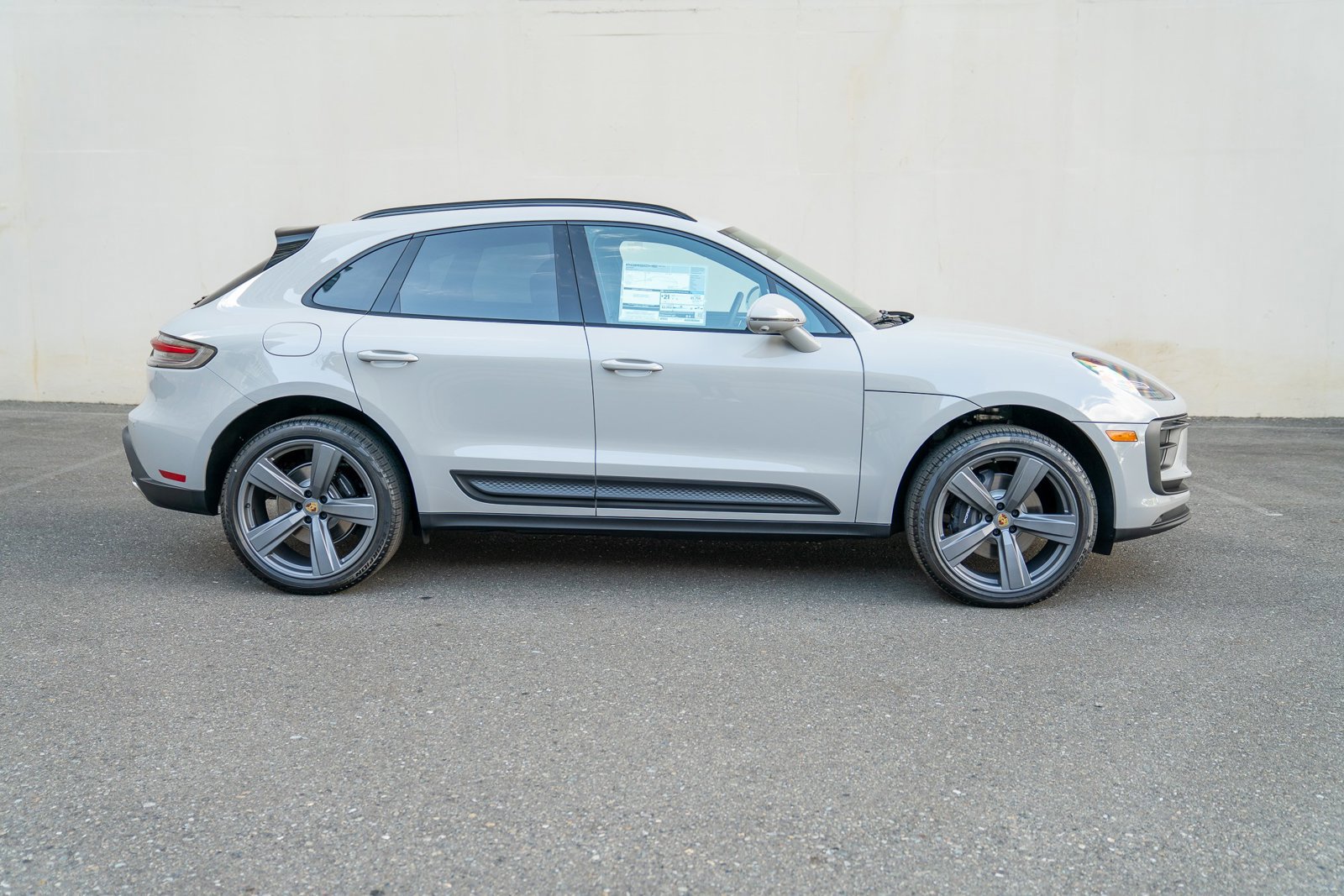 Certified 2025 Porsche Macan image 8