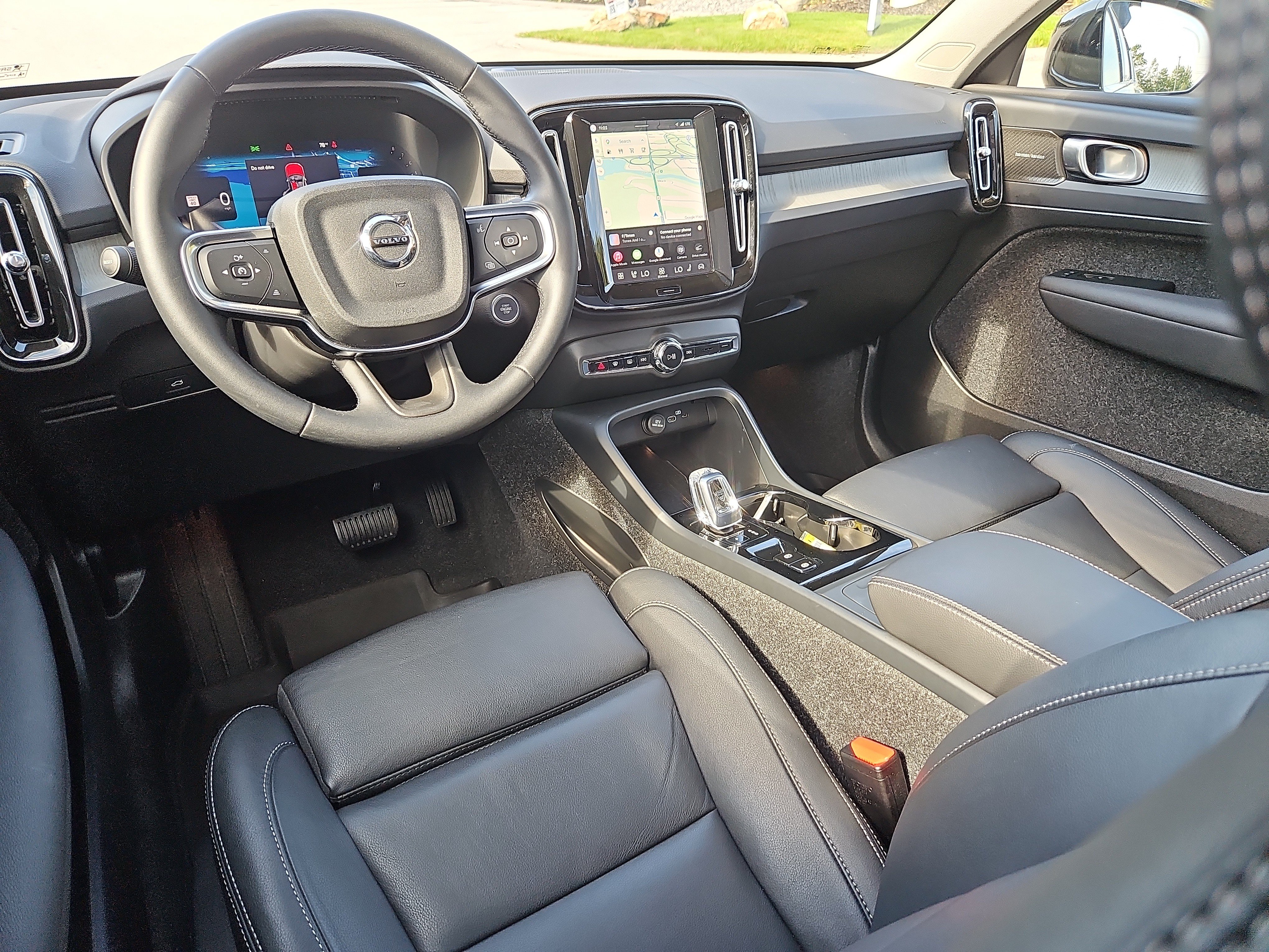 Used 2025 Volvo XC40 B5 Plus w/ Protection Package Premier AWD/4WD image 3