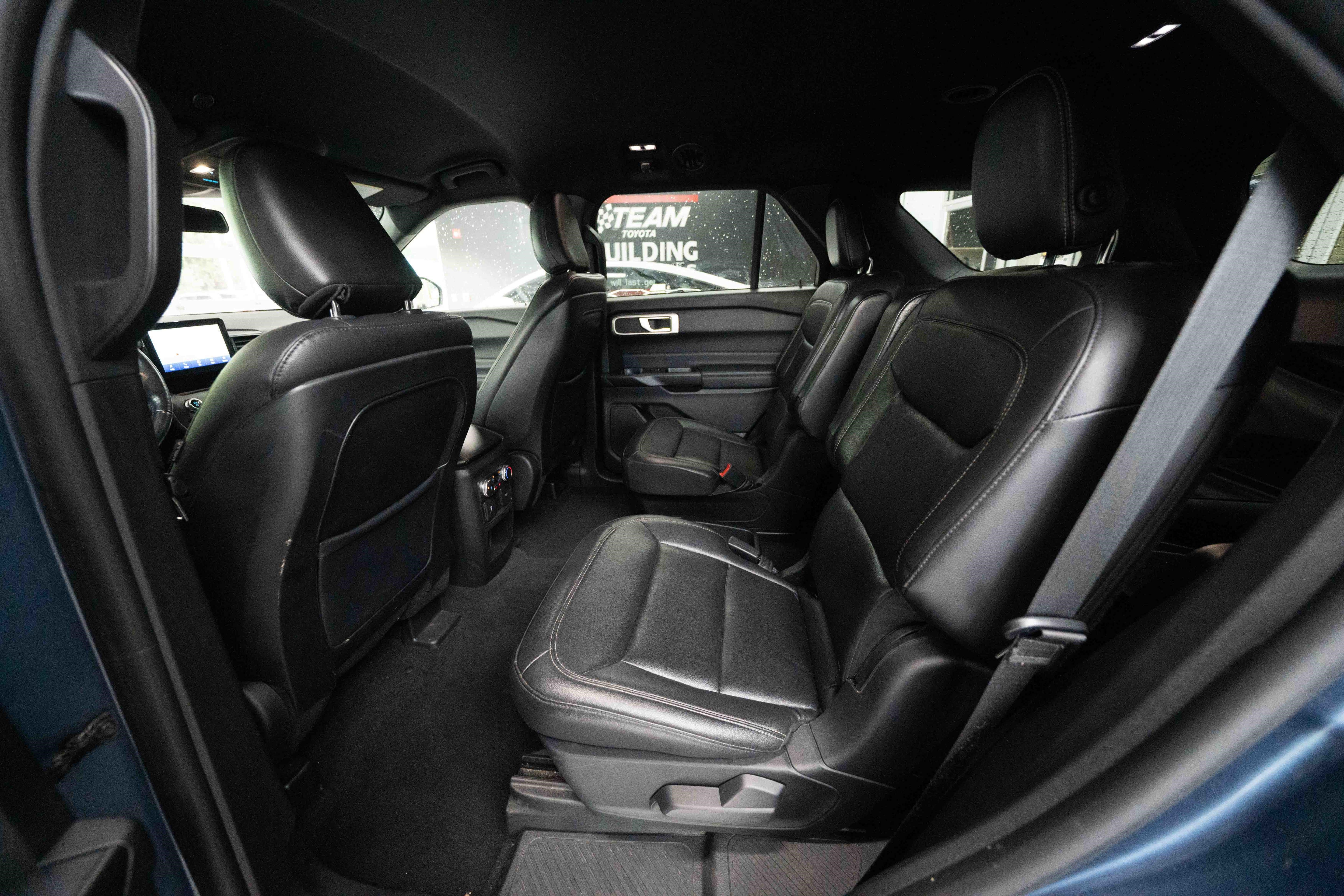 Used 2020 Ford Explorer XLT w/ Equipment Group 202A AWD/4WD image 23