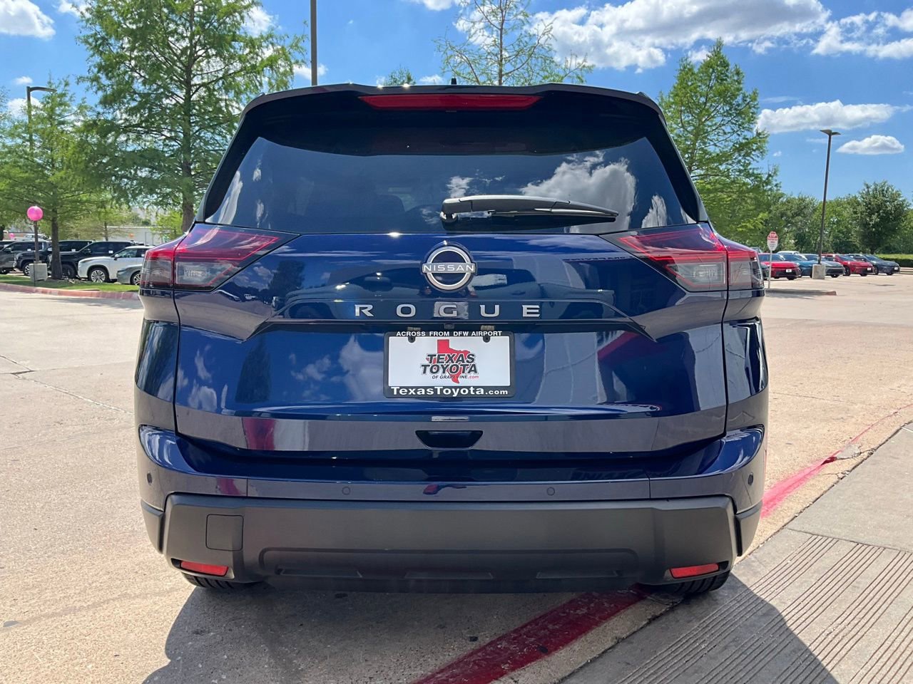 Used 2025 Nissan Rogue SV image 7