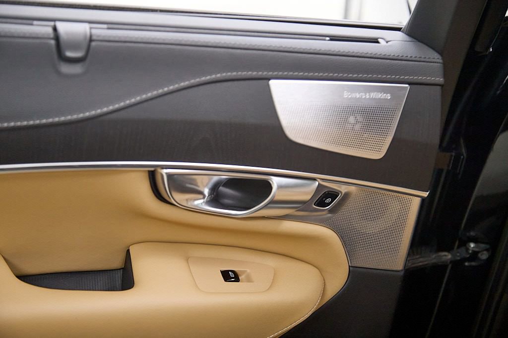 Certified 2023 Volvo XC90 T8 Ultimate w/ Lounge Package image 21