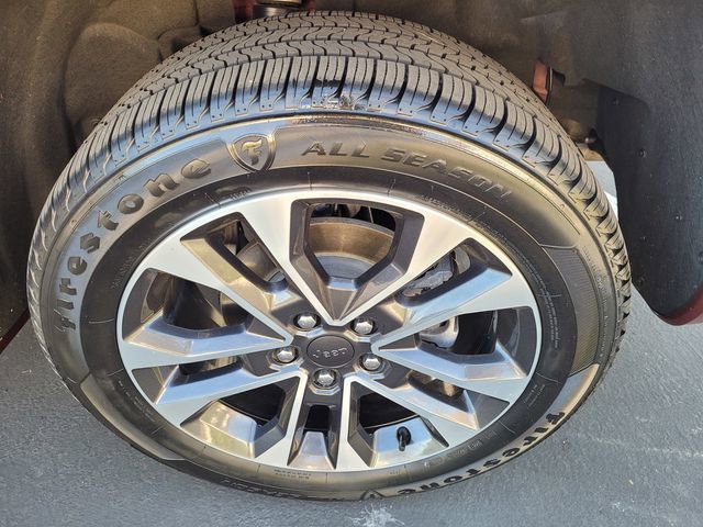Used 2023 Jeep Grand Cherokee Overland w/ Luxury Tech Group IV AWD/4WD image 26