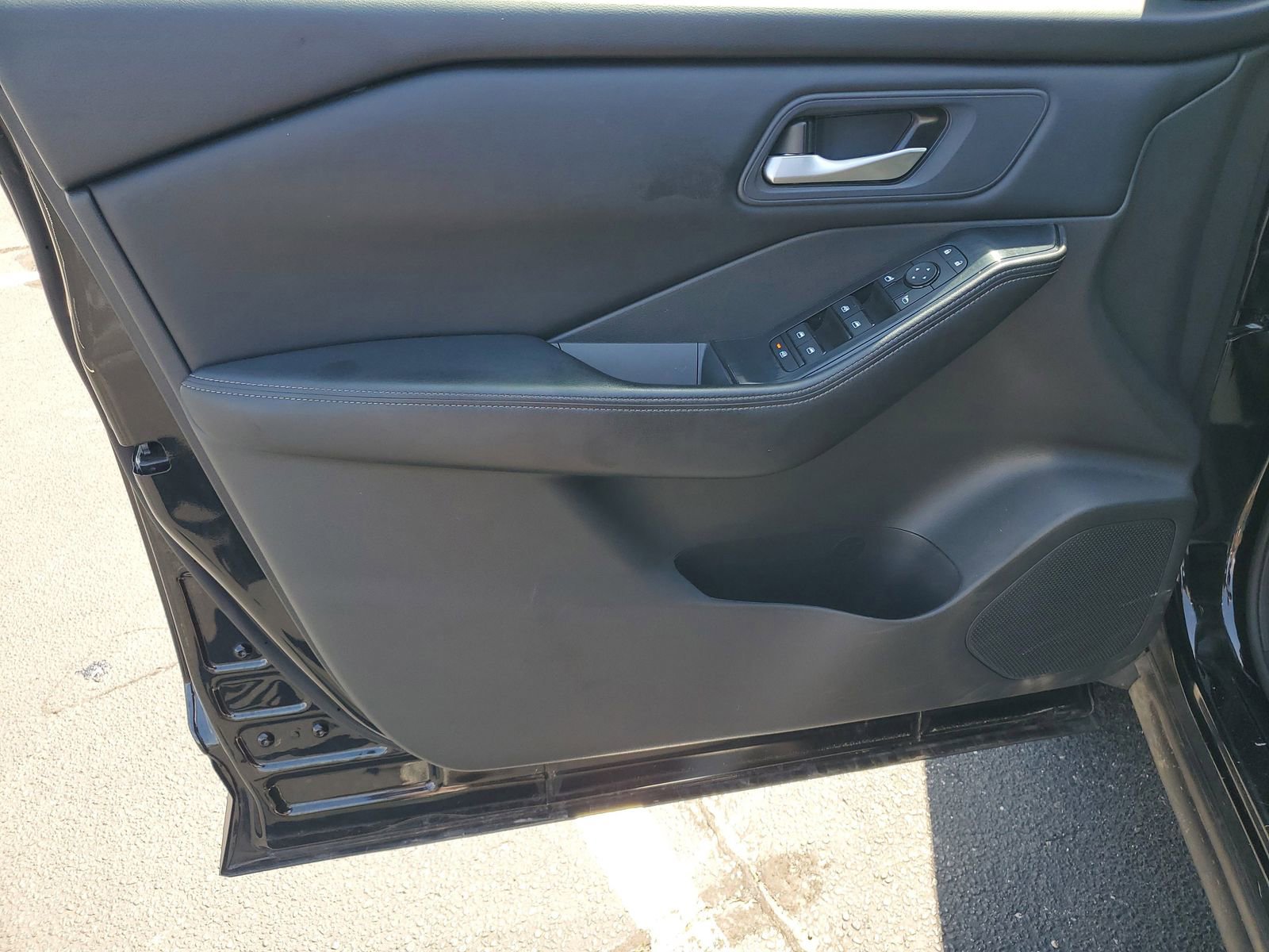Used 2024 Nissan Rogue SV FWD image 8