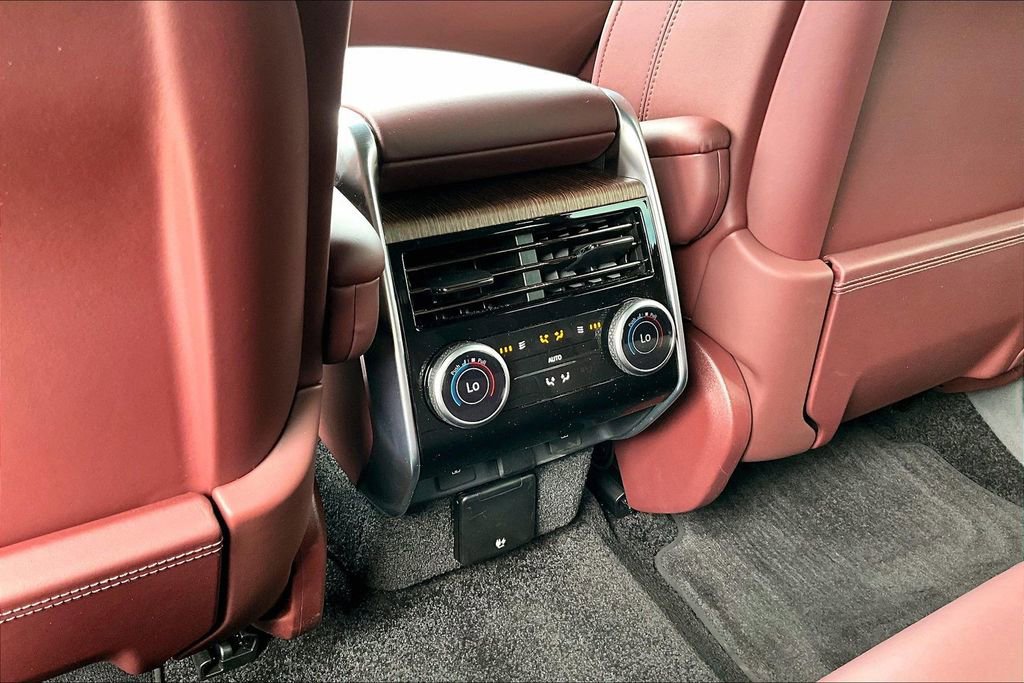 Used 2025 Land Rover Range Rover SE image 10