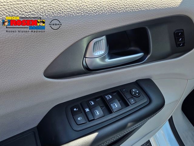 Used 2024 Chrysler Pacifica Touring-L FWD image 11