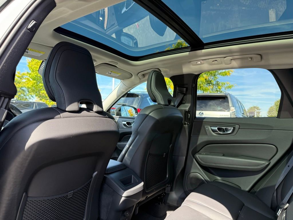 Used 2023 Volvo XC60 B5 Plus image 16