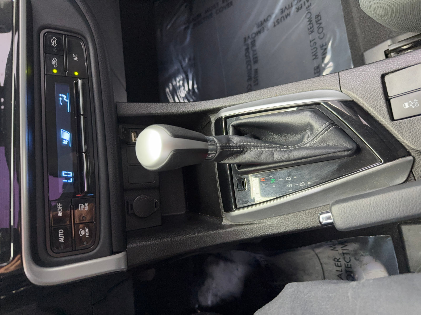 Used 2018 Toyota Corolla LE FWD image 19