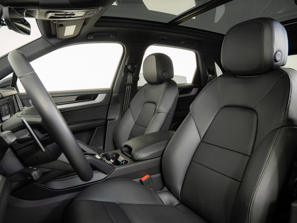 Certified 2026 Porsche Cayenne AWD/4WD image 5