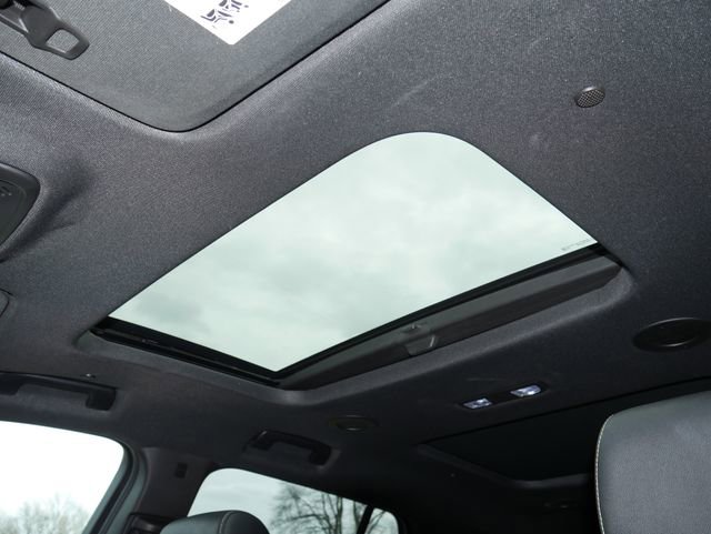 Used 2022 Chevrolet Traverse LT w/ LT Premium Package image 3