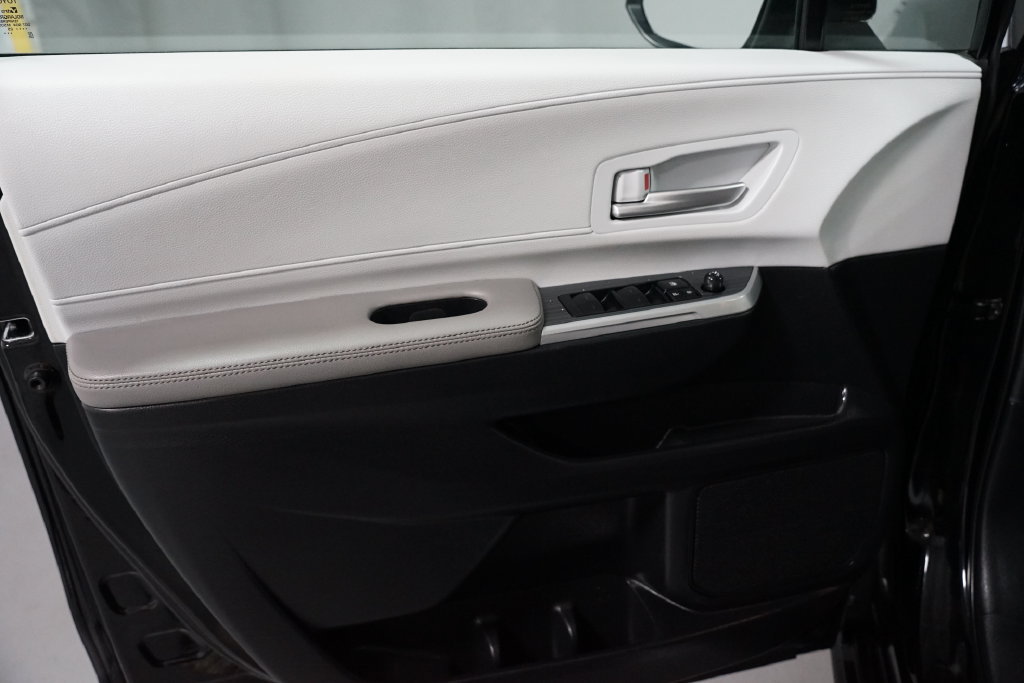 Certified 2025 Toyota Sienna XLE FWD image 31