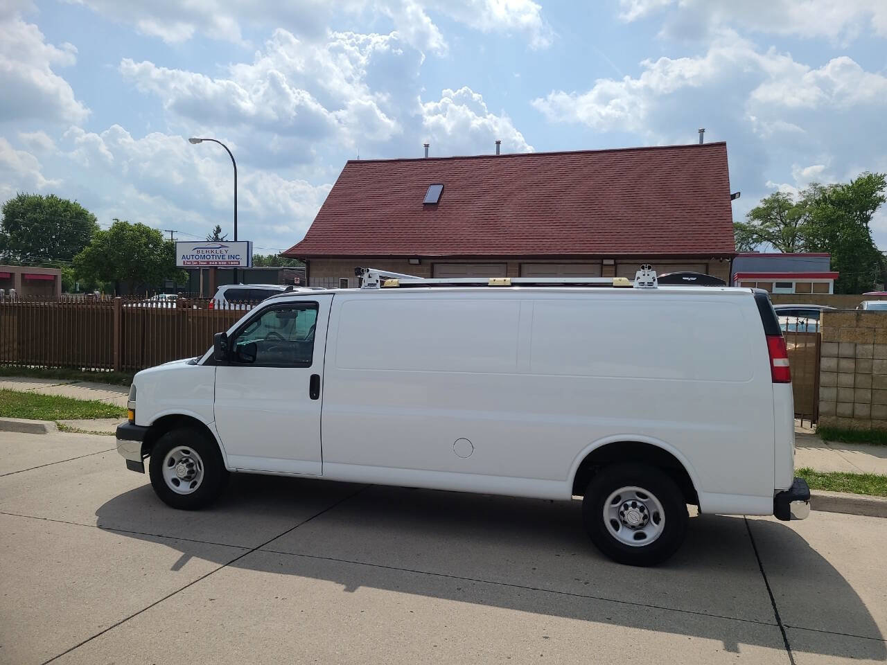Used 2018 Chevrolet Express 2500 2500 3dr Extended Cargo Van image 5