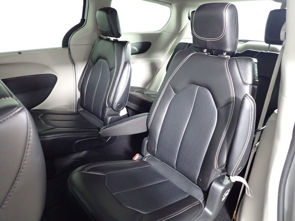 Used 2023 Chrysler Pacifica Touring-L FWD image 39