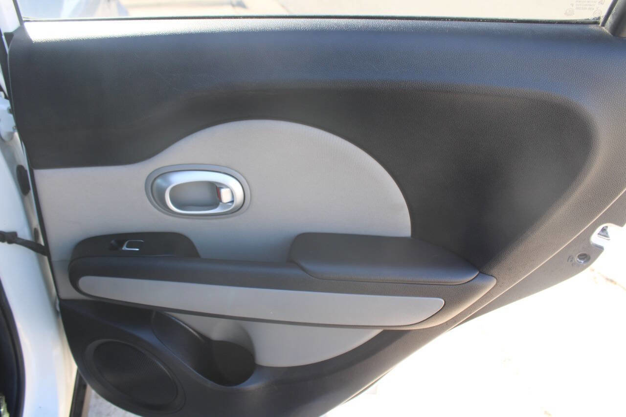 Used 2018 Kia Soul + image 9