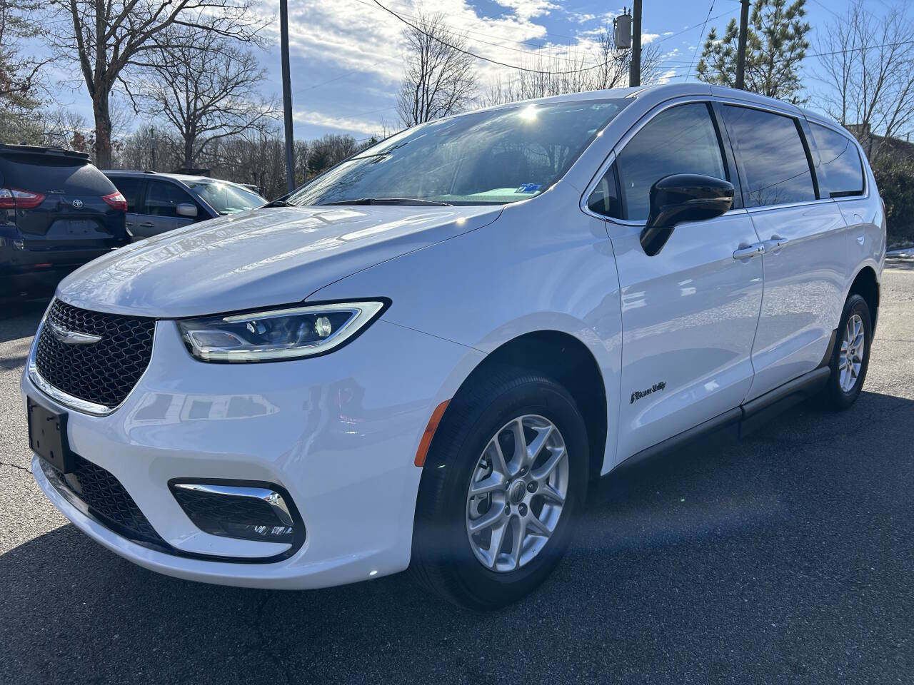 Used 2024 Chrysler Pacifica Touring-L image 13