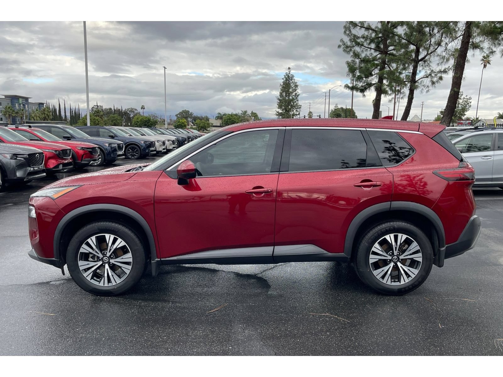 Used 2021 Nissan Rogue SV FWD image 2