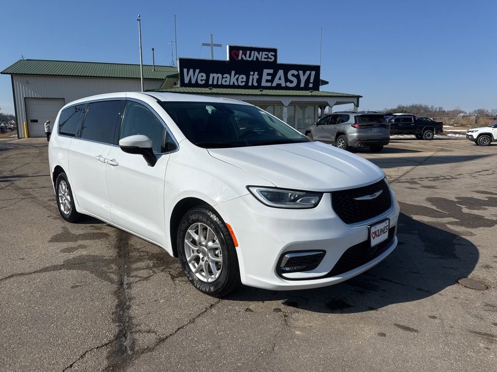 Used 2023 Chrysler Pacifica Touring-L FWD image 3