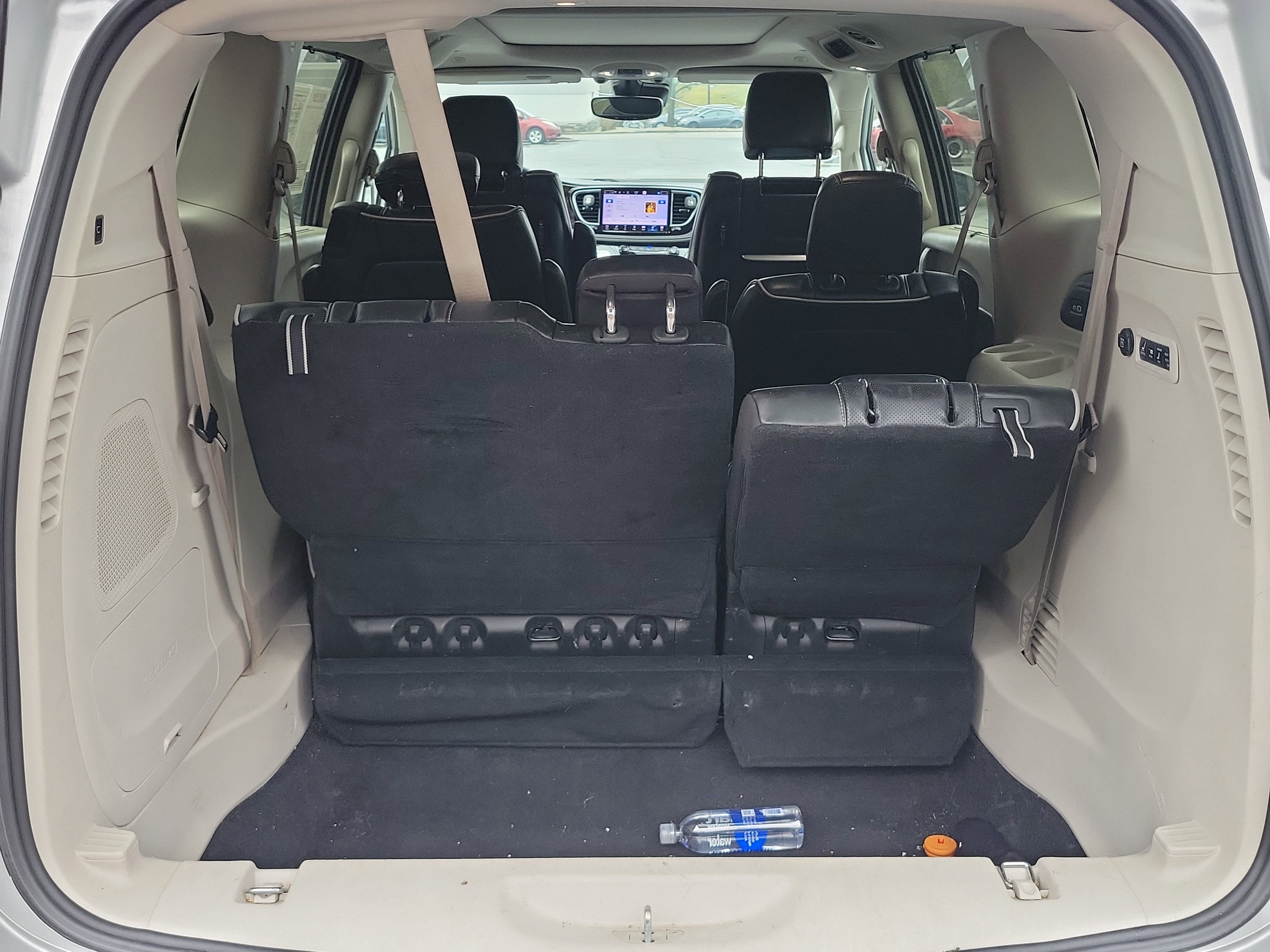 Used 2022 Chrysler Pacifica Limited w/ Uconnect Theater Family Group image 24