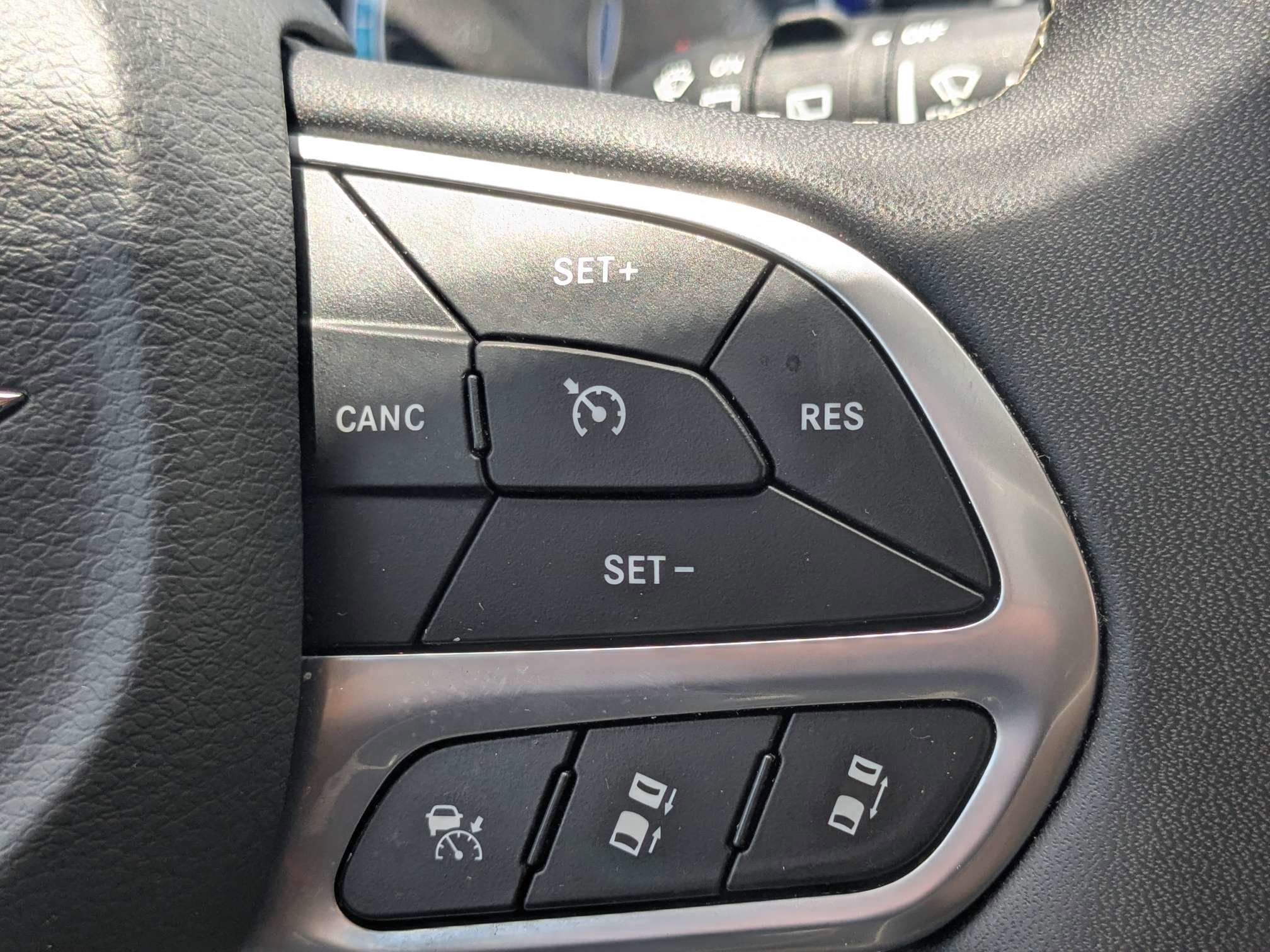 Used 2024 Chrysler Pacifica Touring-L FWD image 33