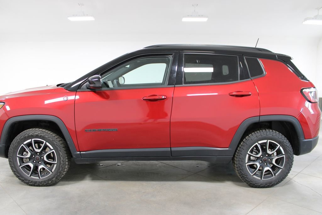 Used 2025 Jeep Compass Trailhawk image 6