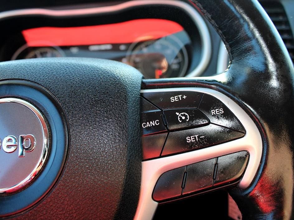 Used 2017 Jeep Cherokee Trailhawk w/ Cold Weather Group image 11