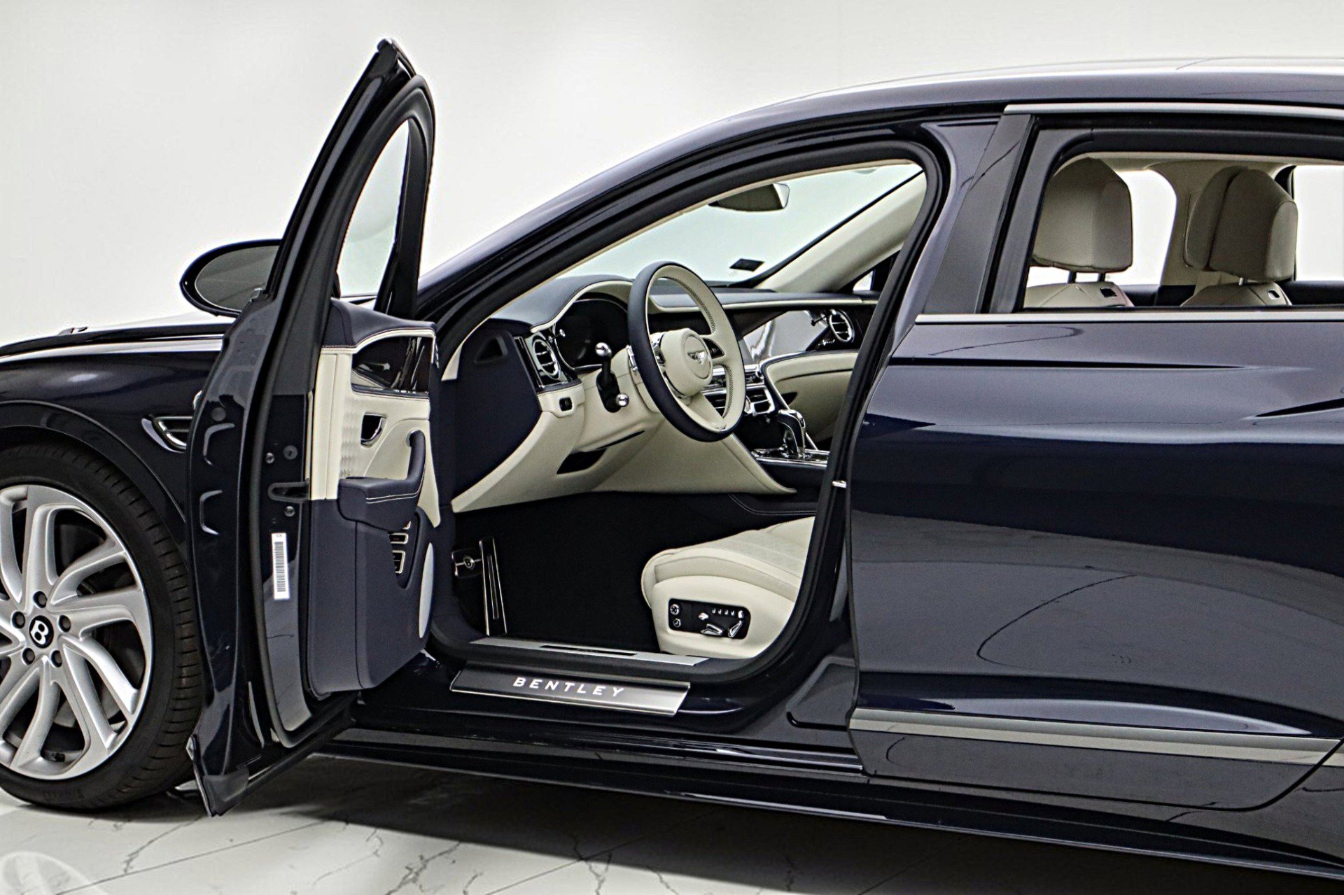 Used 2025 Bentley Flying Spur Plug-In Hybrid image 8