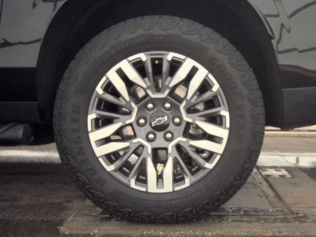 Used 2025 Chevrolet Suburban Z71 AWD/4WD image 22