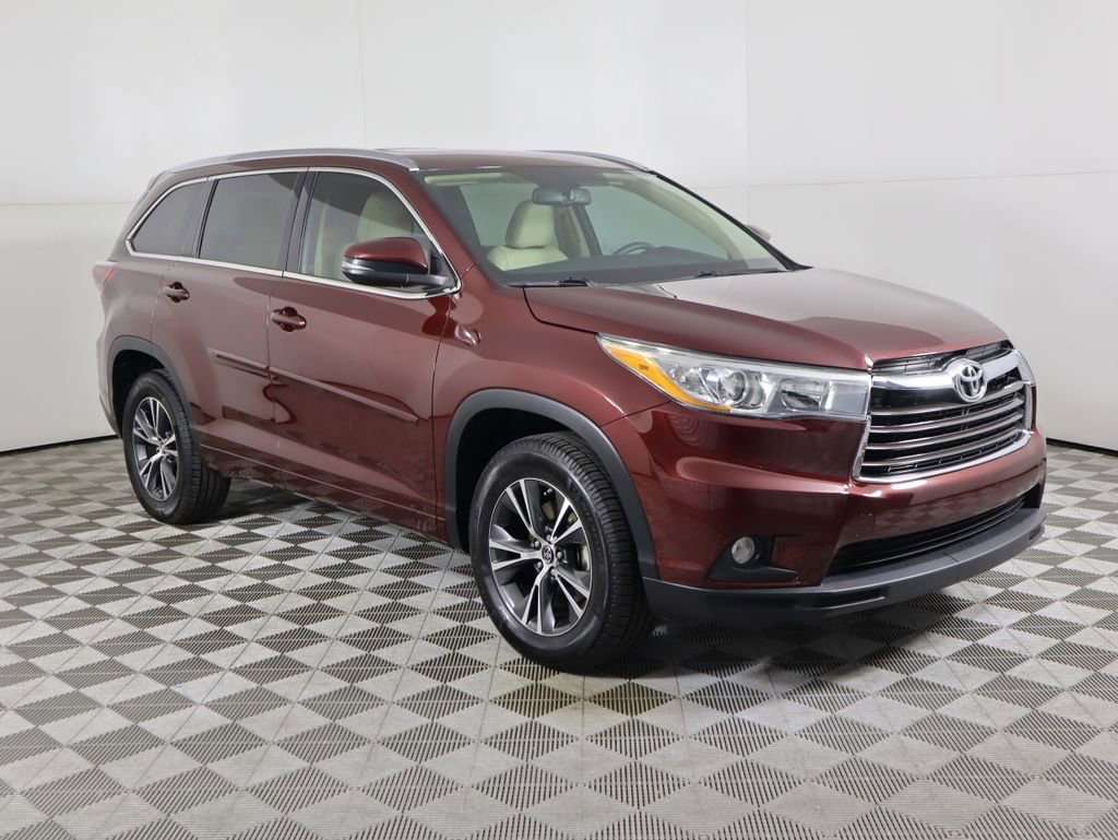 Used 2016 Toyota Highlander XLE image 3