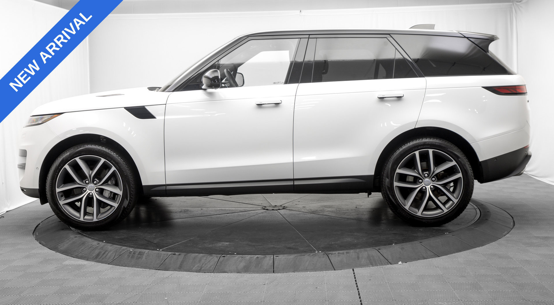 Used 2023 Land Rover Range Rover Sport SE AWD/4WD image 4