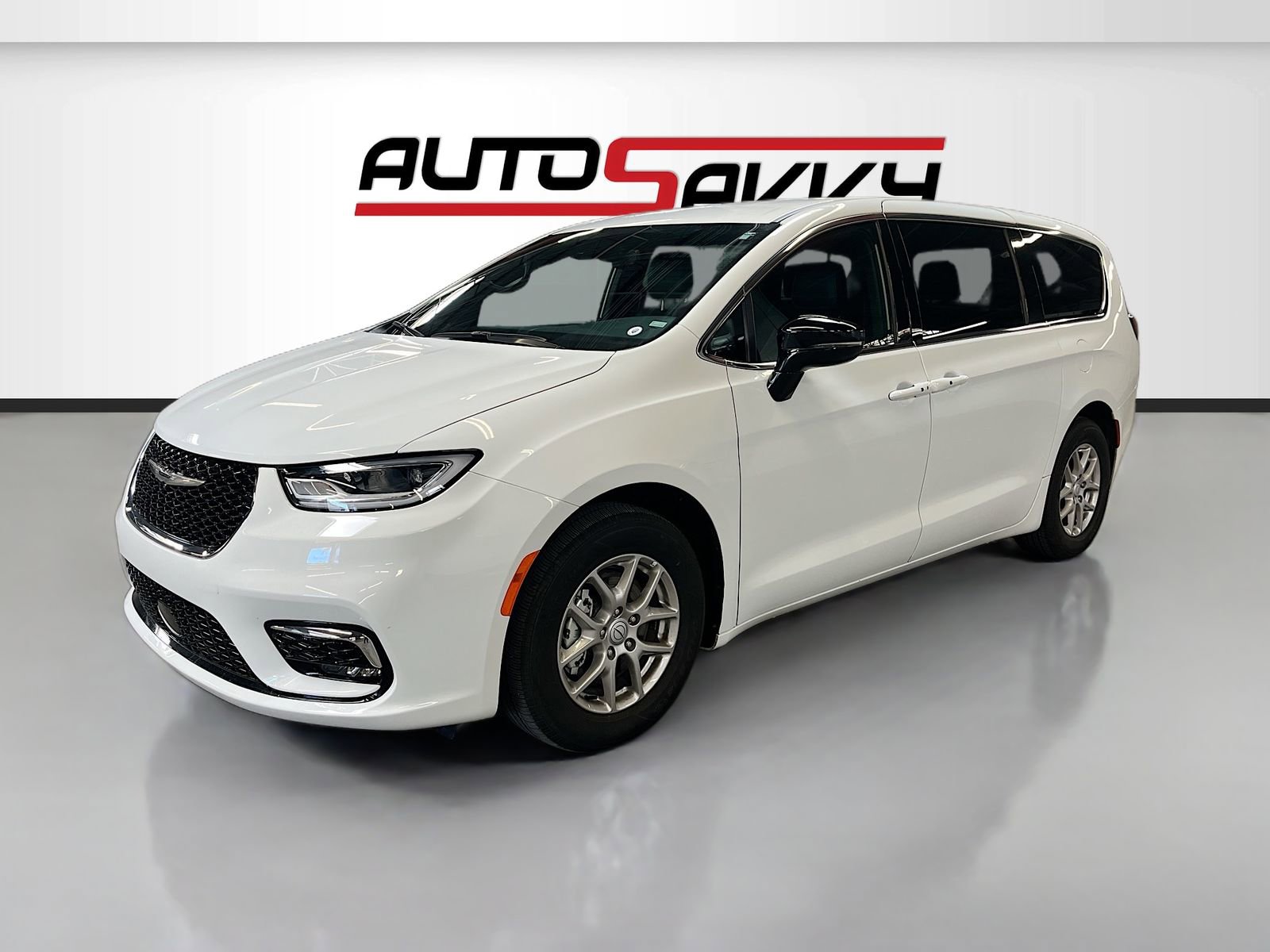 Used 2026 Chrysler Pacifica Select image 3