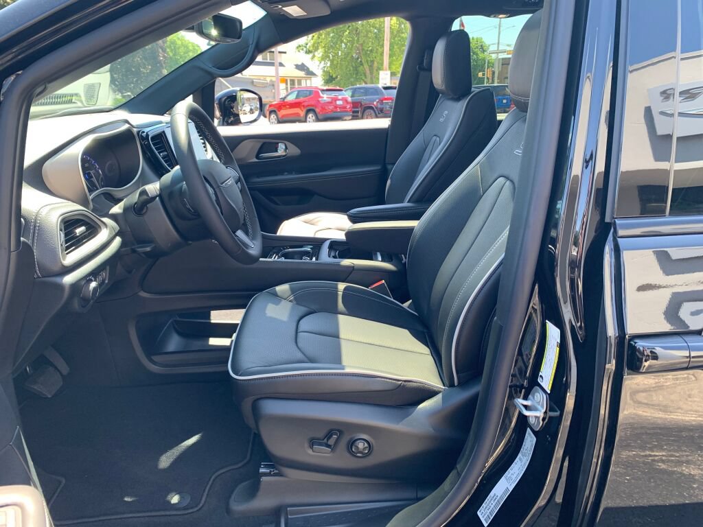 New 2027 Chrysler Pacifica Limited AWD/4WD image 10