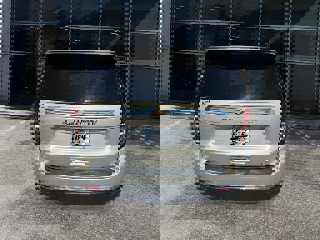 Used 2024 Chevrolet Suburban LT image 6