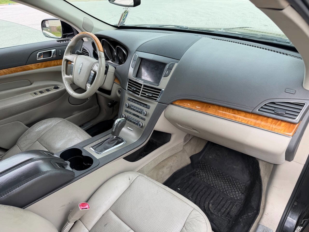 Used 2012 Lincoln MKT AWD image 9