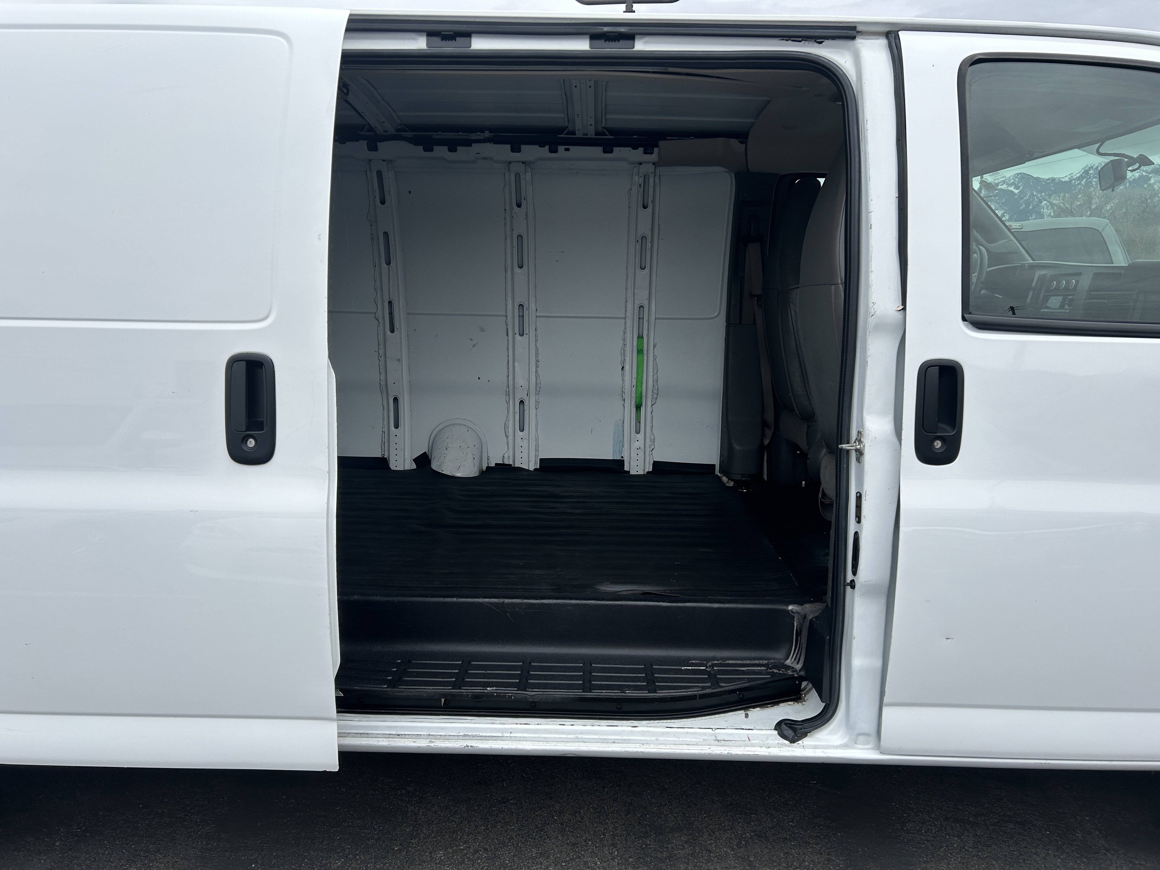 Used 2017 Chevrolet Express 3500 Extended image 9