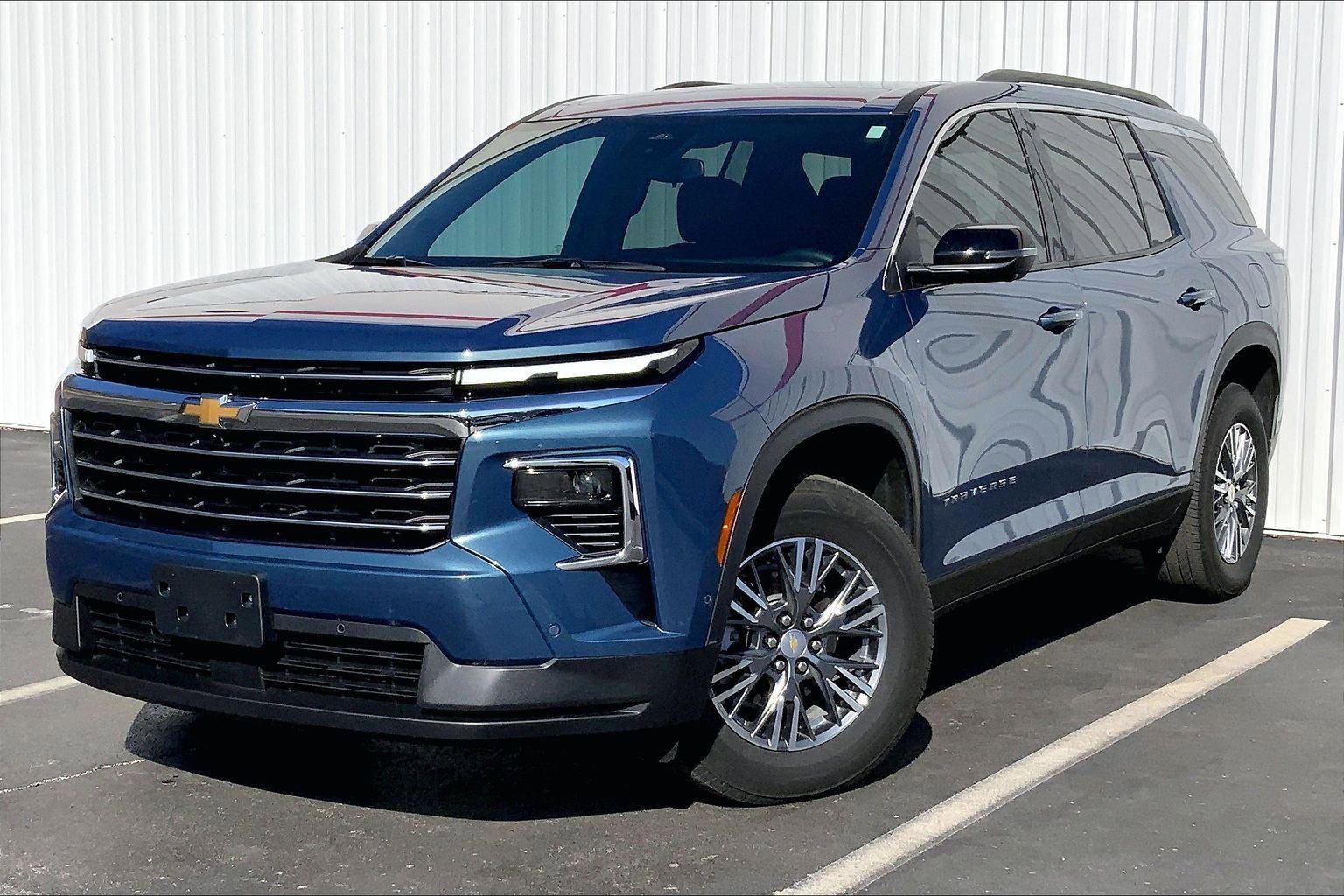 Used 2024 Chevrolet Traverse LT w/ Enhanced Driving Package image 1