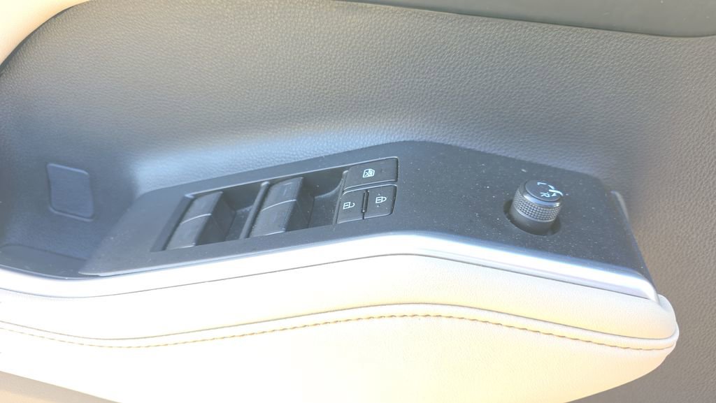 Used 2023 Toyota Highlander XLE image 28